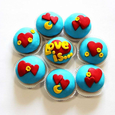 Капкейки "Love is..." купить - смоленск.сладкоежкин.рф